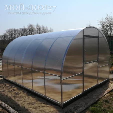 Теплица Восточная Усиленная 4 метра с поликарбонатом | Мой-Дом27 | Каркас изготовлен из оцинкованной замкнутой трубы 20*20 мм.<br>
 Ширина - 3&nbsp;метра. Высота - 2,1 метра. Длина 4 метра.&nbsp;<br>
 Выдерживаемая снеговая нагрузка - 150 кг/м2. Выдерживаемая ветровая нагрузка - до 20 м/с.<br>
 Расстояние между дугами 0,65&nbsp;метра.&nbsp;Толщина металла дуг 1,2 мм.&nbsp;Ширина двери 0,96 метра.<br>